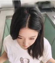 女友厨房做饭做到一半 突然跪地扒裤含住肉棒 边舔边求男友狠狠操她